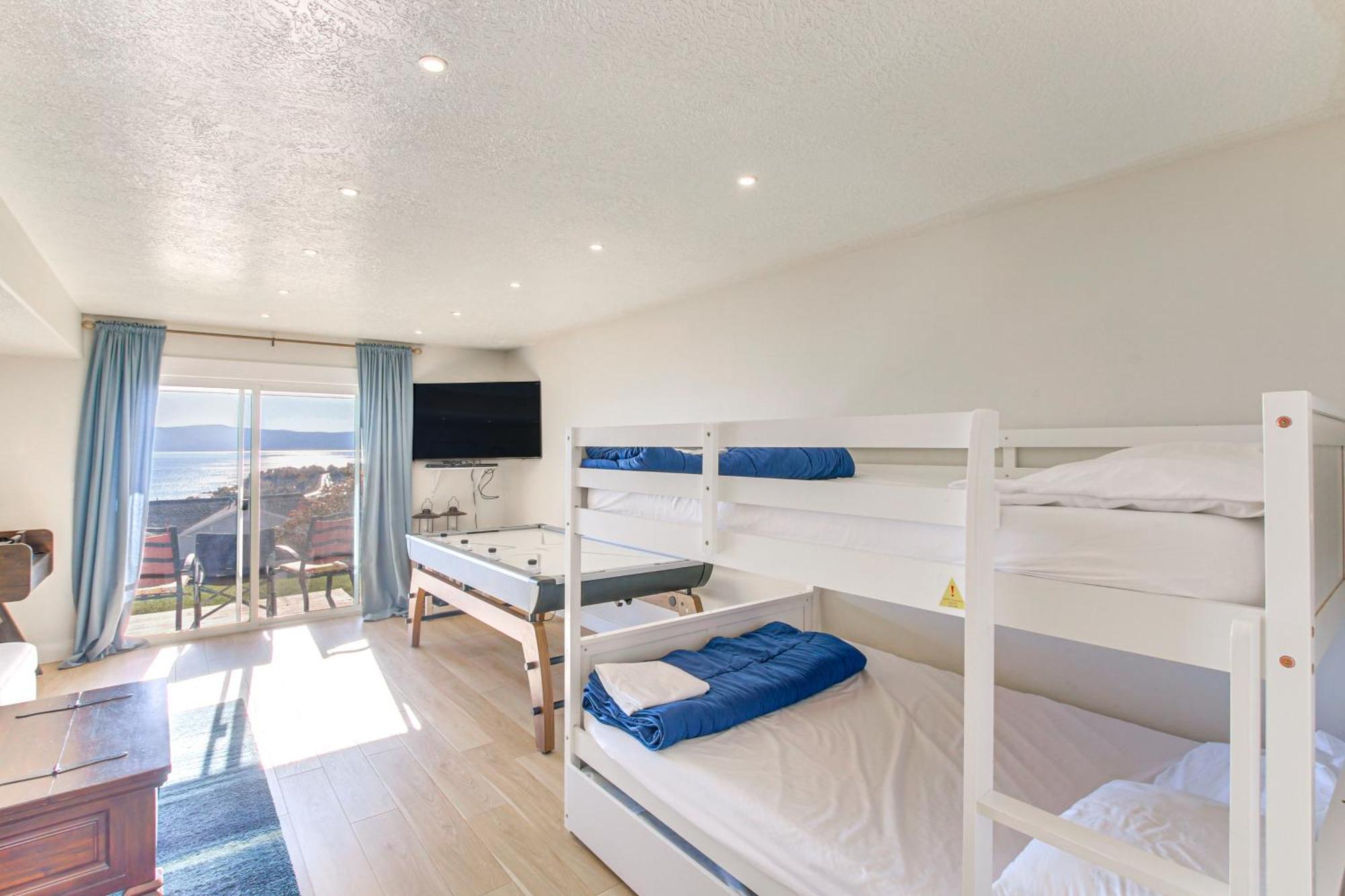 Spacious Garden City Townhome With Lake Views! エクステリア 写真