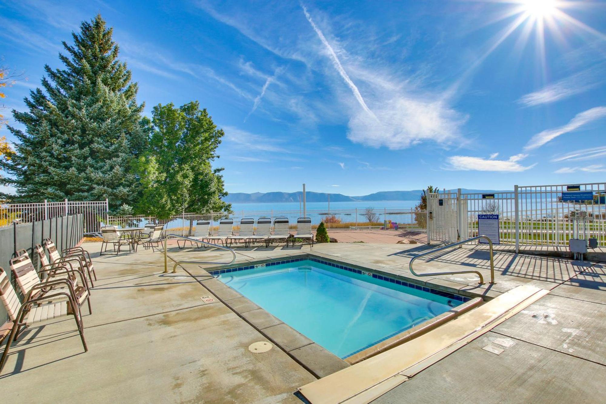 Spacious Garden City Townhome With Lake Views! エクステリア 写真